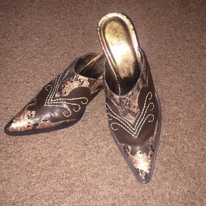 RAMPAGE Pointed Toe Clogs